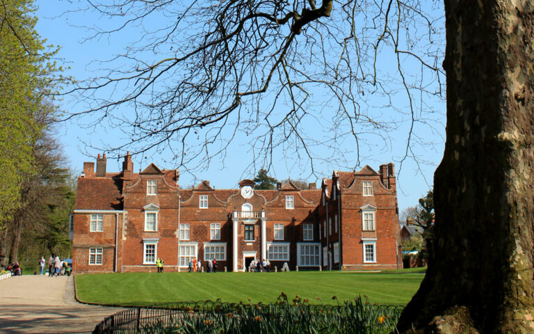 Relaxed Visits to the Mansion